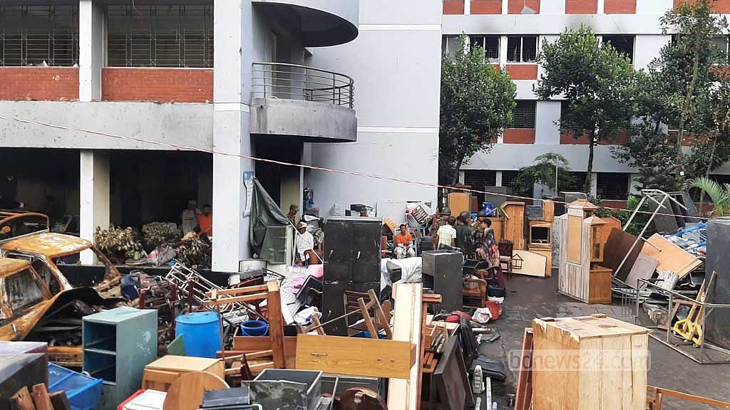 পাহাড়তলী থানা থেকে লুট হওয়া বিভিন্ন মালামাল ফেরত দেওয়া শুরু করেছে লোকজন। ফেরত দেওয়া মালামাল থানার সামনে জড়ো করে রাখা হয়েছে। 