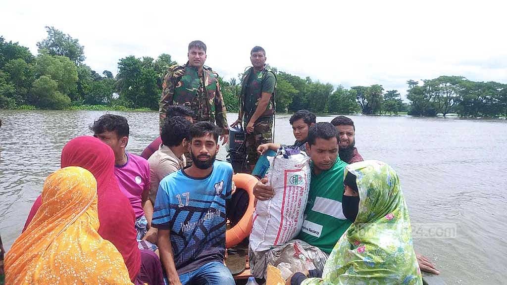 কুমিল্লার বুড়িচং উপজেলার প্রত্যন্ত এলাকা থেকে পানিবন্দি মানুষকে উদ্ধার করছে সেনাবাহিনীর সদস্যরা। 