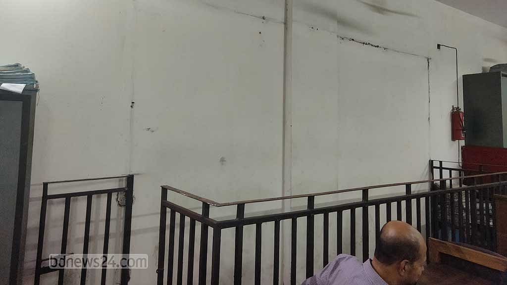 উঁচু লোহার খাঁচা সরিয়ে বসানো হয়েছে লোহার কাঠগড়া।