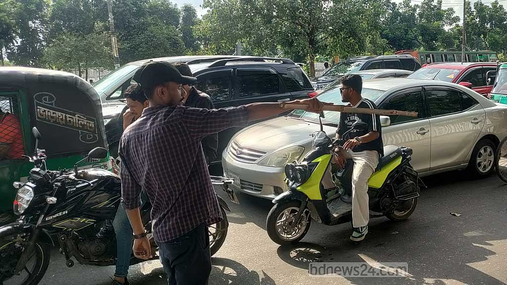 সরকার পতনের পর পুলিশ উধাও হয়ে যাওয়ার মধ্যে সড়কে শৃঙ্খলায় কাজ করেছিল শিক্ষার্থীরা। যানজটের প্রকোপের মধ্যে সেই স্মৃতিই শিক্ষার্থীদেরকে এই কাজে নিয়োগ করতে প্ররোচিত করেছে।