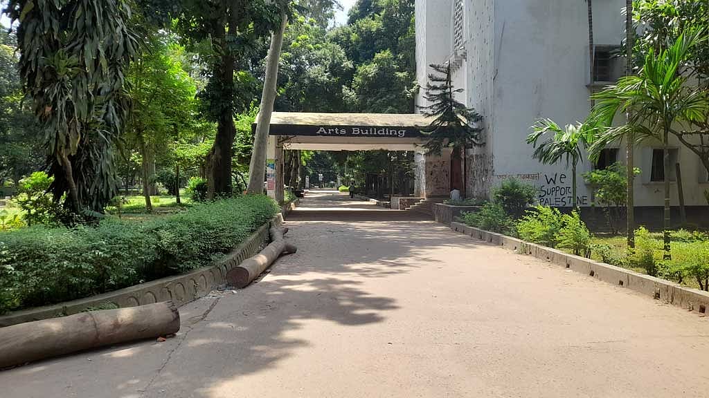 অ্যকাডেমিক কার্যক্রম শুরু না হওয়ায় খাঁ খাঁ করছে ঢাকা বিশ্ববিদ্যালয়ের কলা ভবন