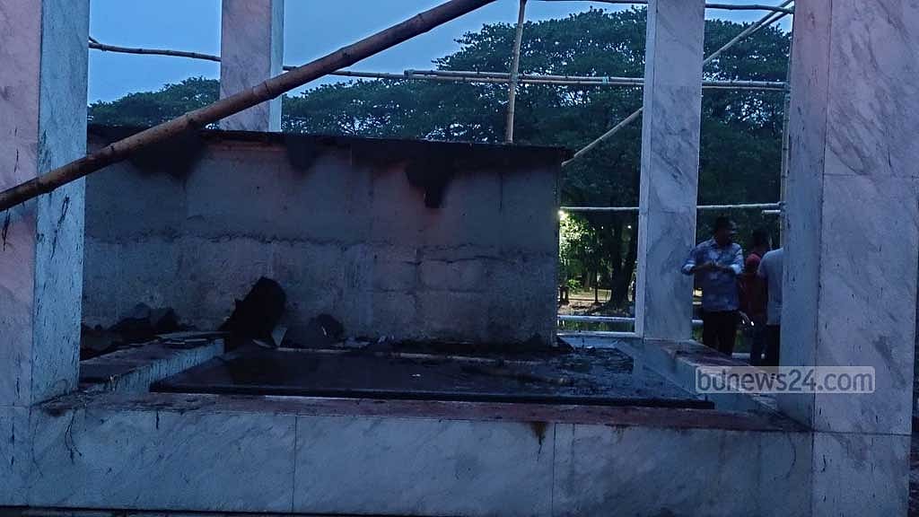 ধানমন্ডি ৩২ নম্বরের বাসভবনে সামনে বঙ্গবন্ধুর স্মৃতির প্রতি শ্রদ্ধা জানাতে শহীদ বেদীও পুড়িয়ে দেওয়া হয়েছে।