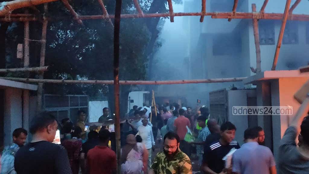 বঙ্গবন্ধু স্মৃতি জাদুঘরে আগুন দেওয়ার পাশাপাশি লুটপাট করতেও দেখা গেছে।
