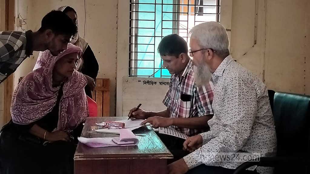 ঢাকার আদাবর থানায় শুরু হয়েছে ডিজি নেওয়ার কাজ। তবে এখনও বাইরে যাচ্ছেন না থানাটির পুলিশ সদস্যরা। 