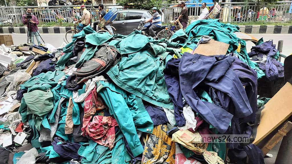 আদাবর থানার সামনে স্তূপ করে রাখা হয়েছে পুলিশের ইউনিফরম। 