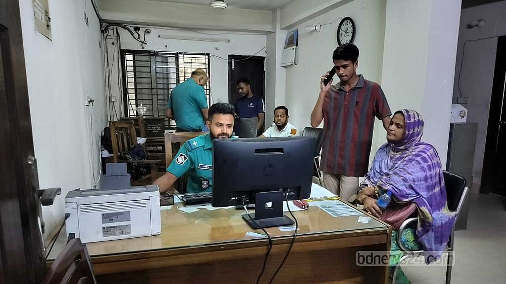 কলাবাগান থানা পুলিশ বলছে, ভেতরে-বাইরে তাদের সব কাজ স্বাভাবিকভাবেই চলছে। 