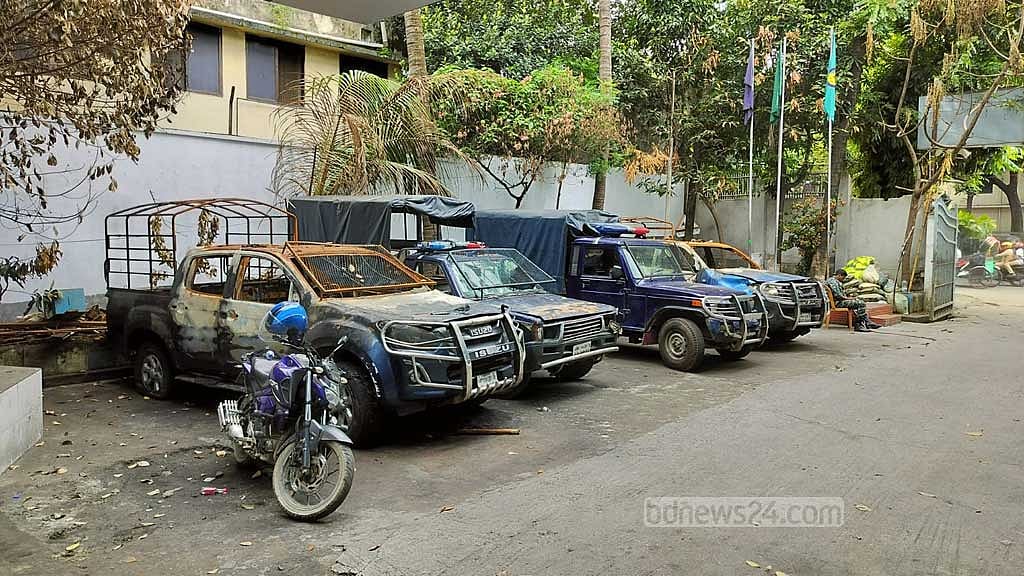 সহিংসতার আগুনে পুড়েছে তেজগাঁও শিল্পাঞ্চল থানা, যার নমুনা এই পোড়া গাড়ি।