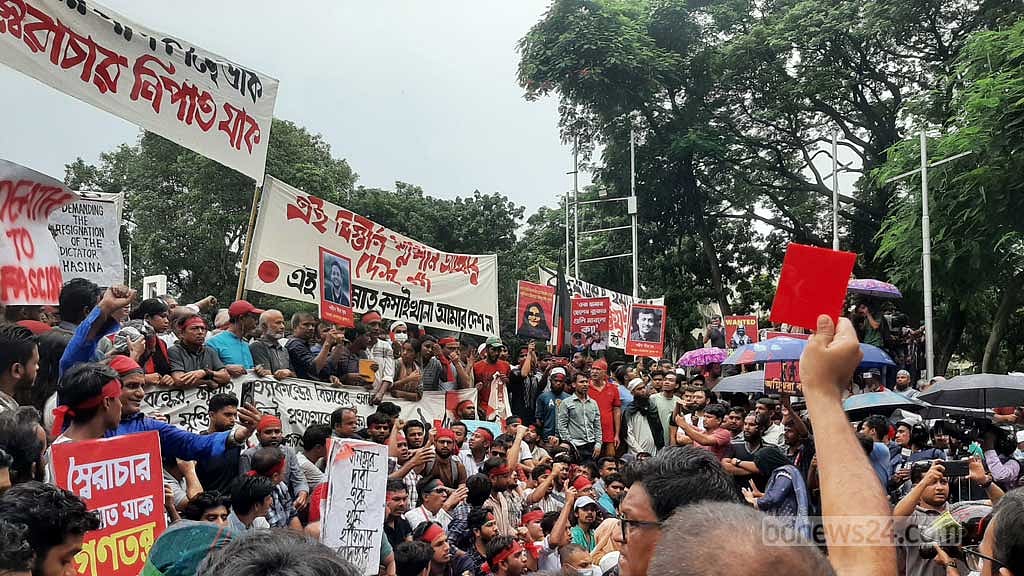 ২ অগাস্ট শিক্ষক ও নাগরিক সমাজের ডাকা দ্রোহযাত্রা থেকে কোটা আন্দোলন ঘিরে দেশজুড়ে প্রাণহানির দায় নিয়ে সরকারকে ‘ক্ষমা চেয়ে’ পদত্যাগ করার দাবি জানানো হয়।