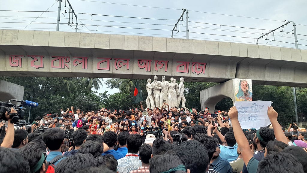 ঢাকা বিশ্ববিদ্যালয়ে বৈষম্যবিরোধী ছাত্র আন্দোলনের বিক্ষোভে ‘পাল্টা অভ্যুত্থান চেষ্টা’ নিয়ে হুঁশিয়ার করে দেন সমন্বয়করা।