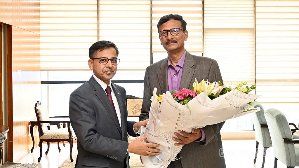 ভারতের হাই কমিশনার প্রণয় ভার্মা বুধবার পররাষ্ট্র উপদেষ্টা তৌহিদ হোসেনের সঙ্গে সৌজন্য সাক্ষাৎ করেন।