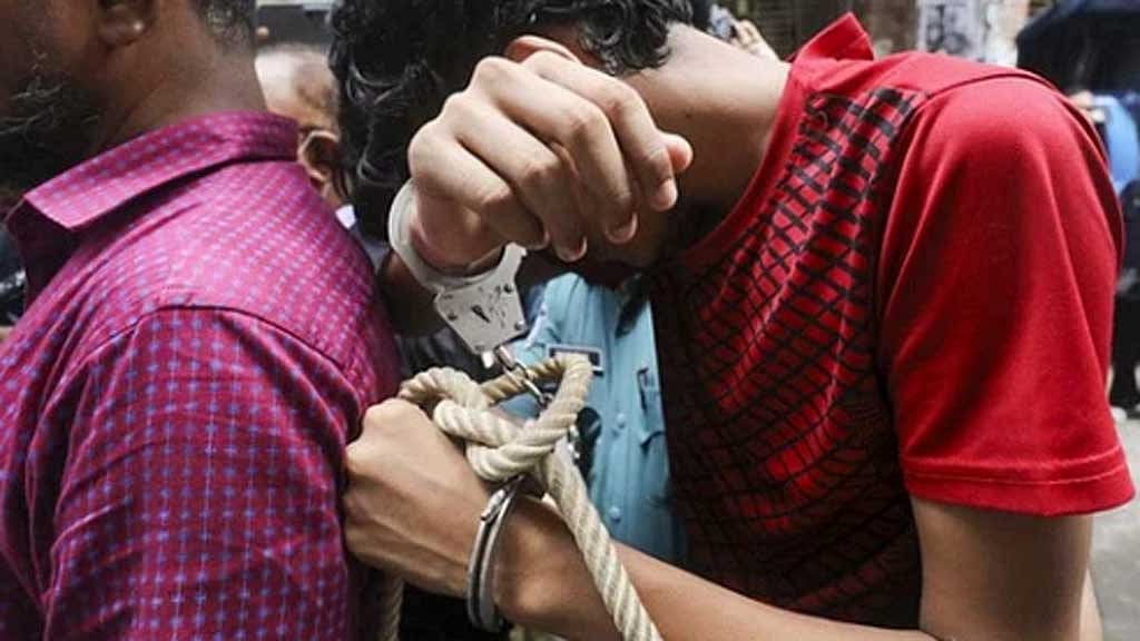 বুধবার এভাবে গ্রেপ্তার শিশুকে আদালতে তোলা হয়।
