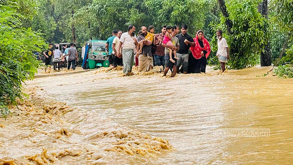 বিশেষজ্ঞরা বলছেন, বহু বছর ধরে খাল নদী জলাধারগুলো ভরাট করে ফেলেছে মানুষ। ফলে এখন বন্যা হলে পানি সরার সুযোগ থাকে না। তাতে দুর্ভোগ হয় দীর্ঘস্থায়ী।