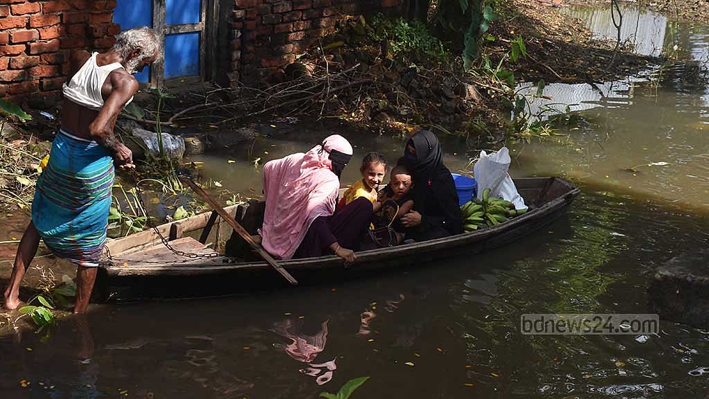 ফেনীর পাঁচগাছিয়া ইউনিয়নে এখন যোগাযোগের একমাত্র বাহন নৌকা। বৃহস্পতিবার সুমন বাবুর তোলা ছবি।
