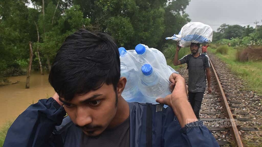 বানভাসিদের জন্য ত্রাণের সঙ্গে যে পরিমাণ সুপেয় পানি পৌঁছানো হচ্ছে, তা মানষের প্রয়োজন মেটাতে পারছে না।