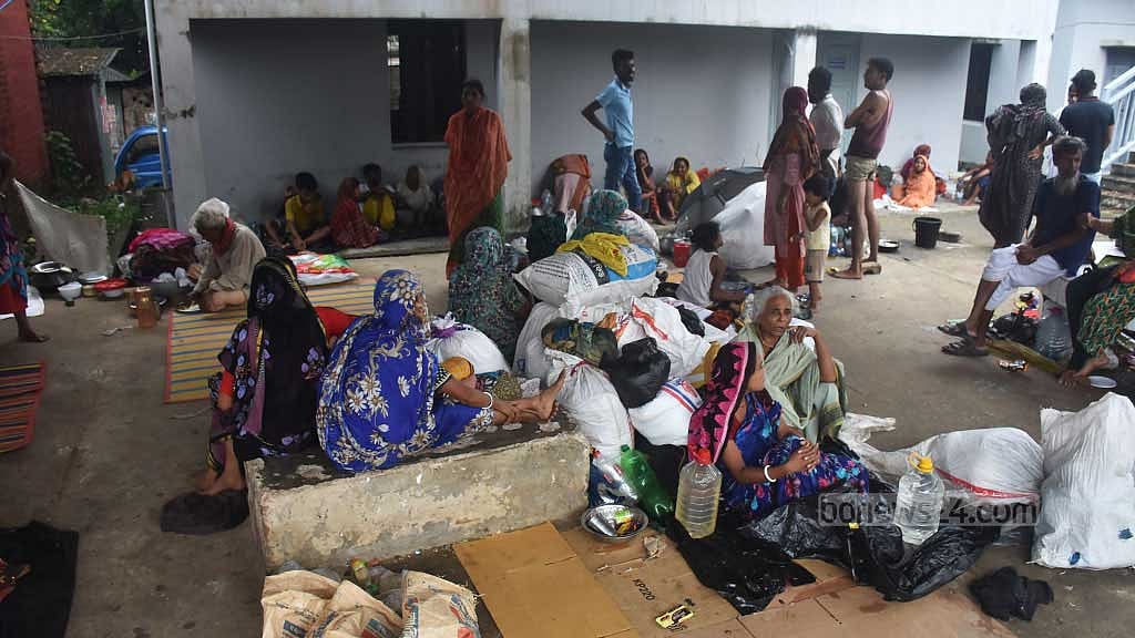 বন্যার কারণে ঘরবাড়ি ছেড়ে ফাজিলপুর স্টেশনে আশ্রয় নিয়েছেন বানভাসিরা।