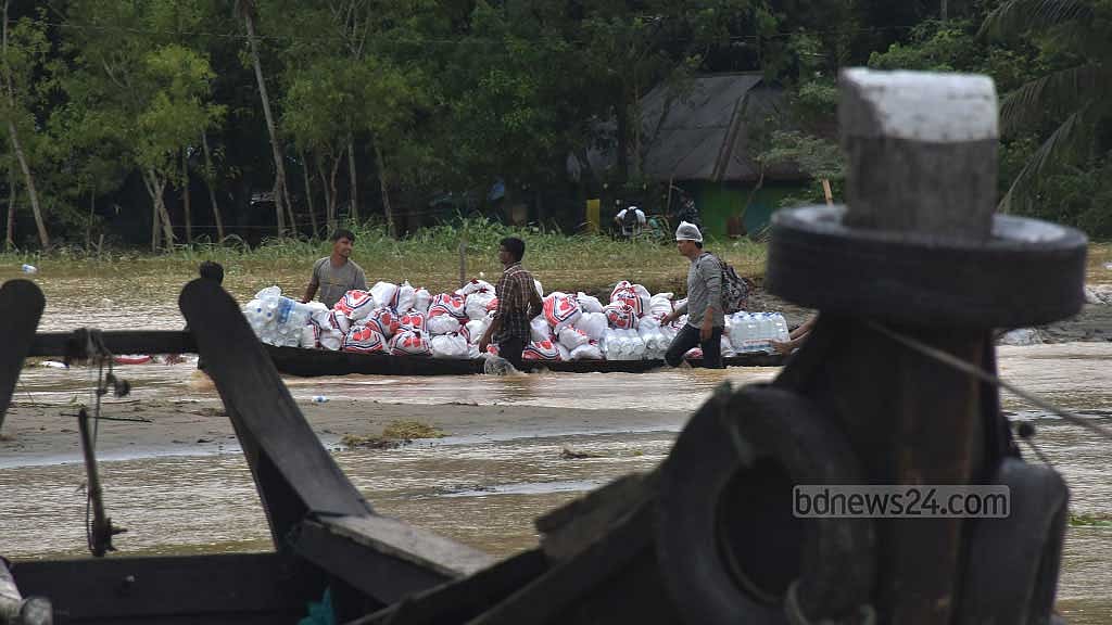 বানভাসিদের জন্য ত্রাণের সঙ্গে যে পরিমাণ সুপেয় পানি পৌঁছানো হচ্ছে, তা মানষের প্রয়োজন মেটাতে পারছে না।
