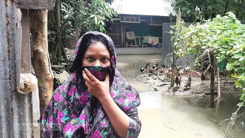জিৎপুর আশ্রয়ন প্রকল্পে জান্নাতুলদের ঘর এখন পানির নিচে।