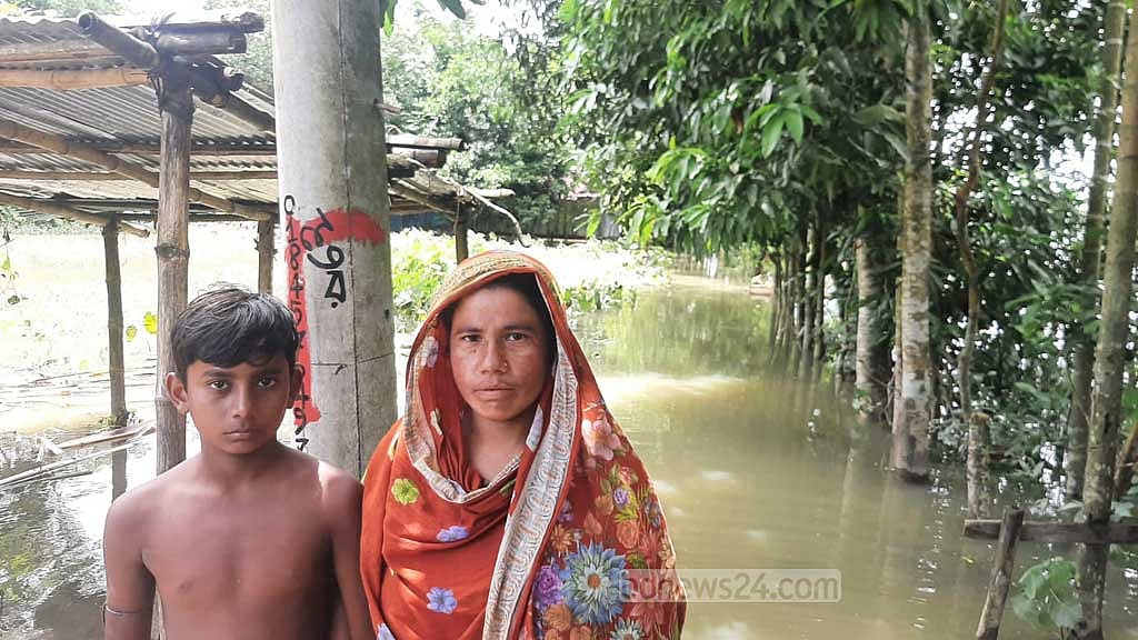 ছেলেমেয়েকে নিয়ে মাসুদা বেগম উঠেছিলেন প্রতিবেশীর বাড়িতে, পানি নামার পর ঘরে ফিরে দেখেন সব শেষ।