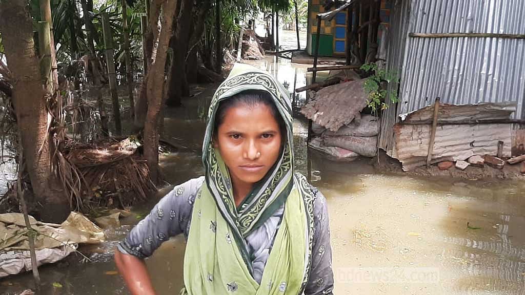 পলি আক্তার সাংবাদিক দেখে অনুরোধ করলেন, তার নামটা যেন লেখা হয় ত্রাণের জন্য।