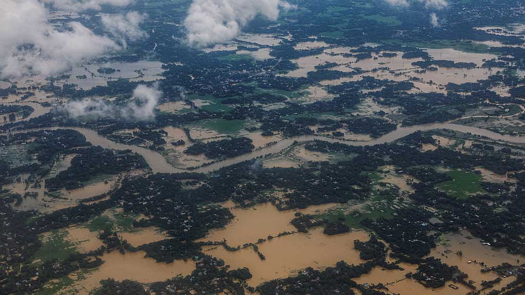 ফেনীর চারদিকে কেবল পানি আর পানি। ছবি: রয়টার্স