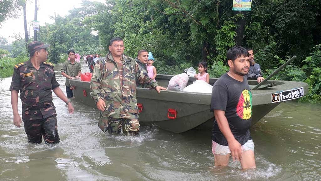 বন্যাদুর্গত এলাকায় উদ্ধারকাজে নেমেছে সেনাবাহিনী। ছবি: আইএসপিআর।