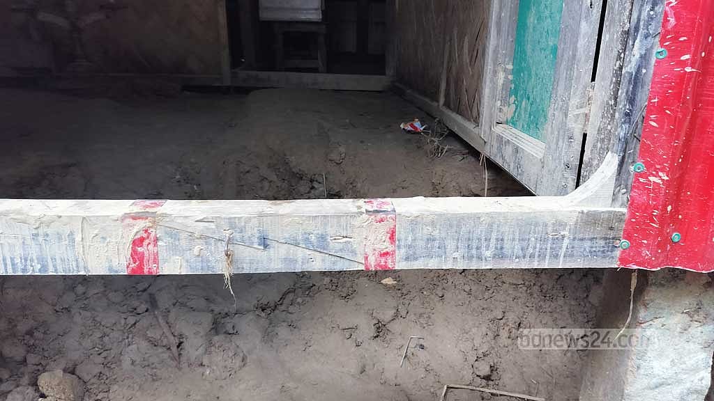 বন্যার পানি নেমে যাচ্ছে, আর ফুটে উঠছে ক্ষত; ঘরগুলো এখন কঙ্কাল। মঙ্গলবার কাউতলি ইউনিয়নের কাশীনগর গ্রামে।
