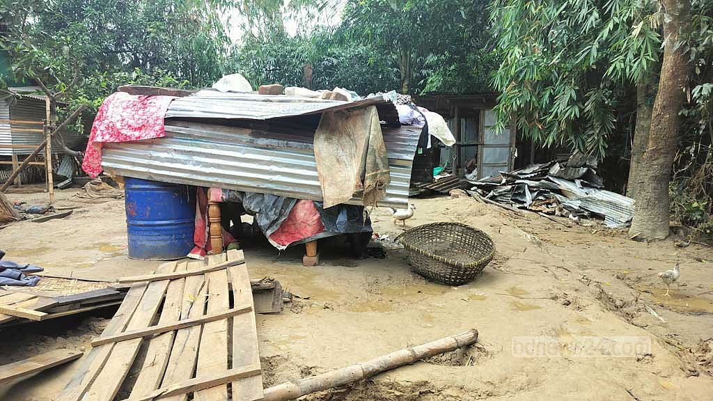বন্যার পানি নেমে যাচ্ছে, আর ফুটে উঠছে ক্ষত; ঘরবাড়ি সব লণ্ডভণ্ড। মঙ্গলবার কাউতলি ইউনিয়নের কাশীনগর গ্রামে।