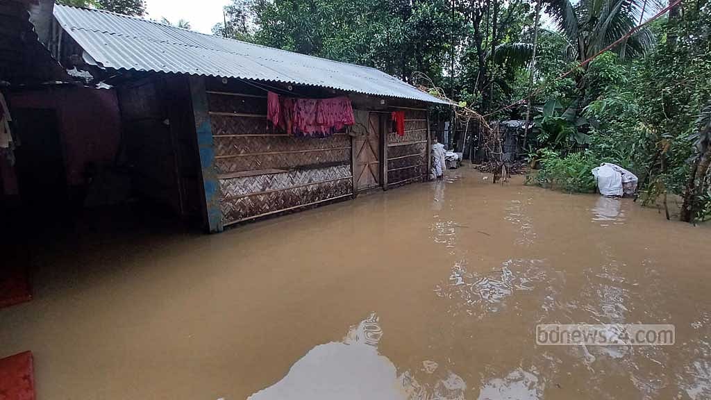 চট্টগ্রামের ফটিকছড়ি উপজেলায় শনিবার থেকে বন্যার পানি নেমে যাওয়া শুরু হলেও এখন বহু মানুষ পানিবন্দি।