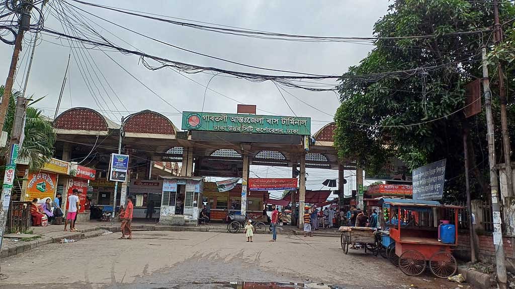 গাবতলী টার্মিনালে সাধারণ শ্রমিকদের নামে ব্যানার টানানো হলেও পরিবহন মালিকরা বলছেন সেটি বিএনপিপন্থি পরিবহন ব্যবসায়ী হানিফ পরিবহনের মালিক কফিল উদ্দিন ও তার অনুসারীদের দখলে চলে গেছে।