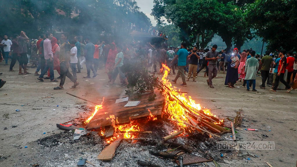শুধু জিনিসপত্র নিয়ে ক্ষান্ত হননি, গণভবনের ভেতরের জিনিসপত্রে আগুনও দেন বিক্ষুব্ধরা। ছবি: মোস্তাফিজুর রহমান