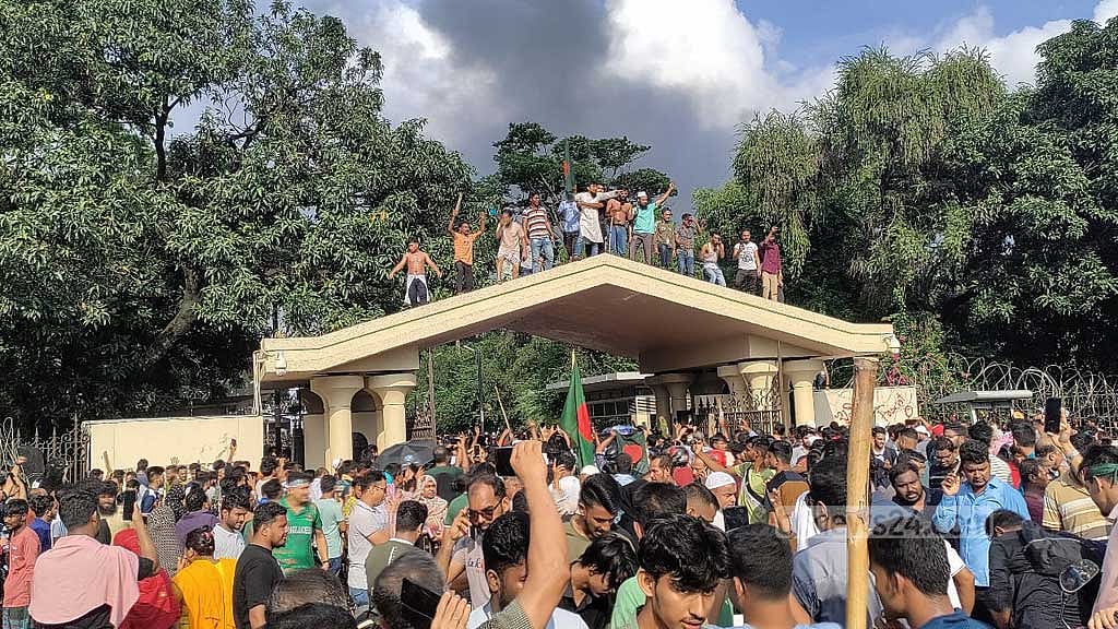 Protestors stormed the Ganabhaban, the prime minister’s residence, and took its control on Aug 05, 2024.
