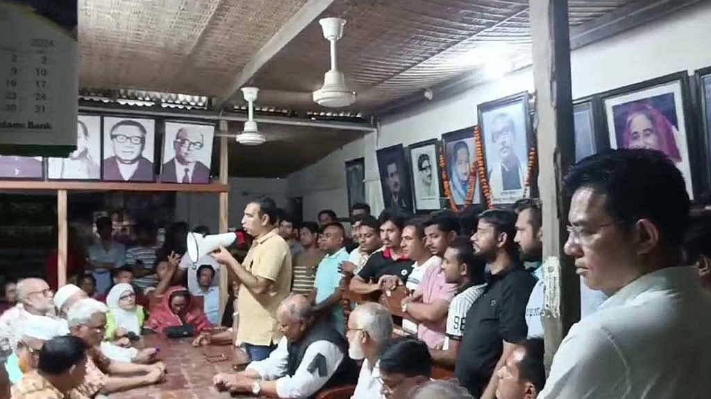 রোববার গোপালগঞ্জ জেলা আওয়ামী লীগের কার্যালয়ে বৈঠকে কর্মীদেরকে দিক নির্দেশনা দেন দলের জেলা শাখার নেতারা।