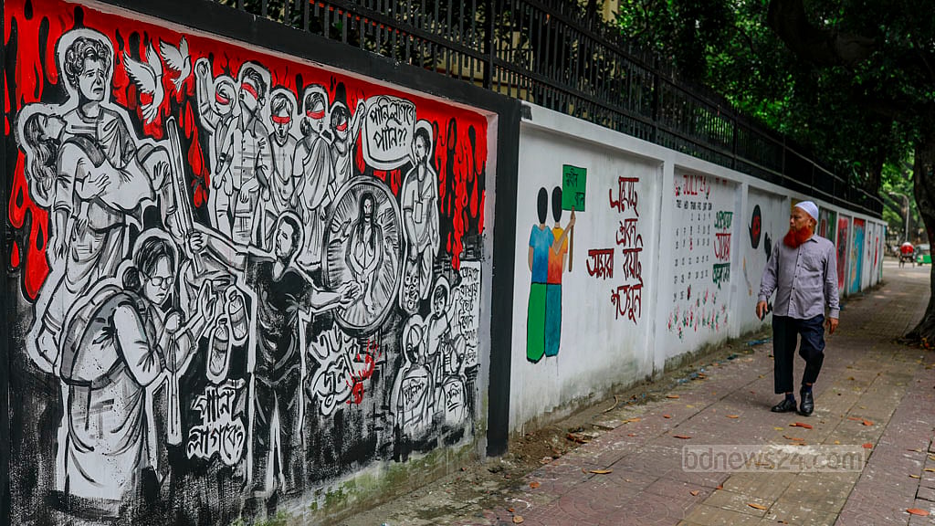 কোটা সংস্কার আন্দোলনের নানা ঘটনাপ্রবাহ তুলে ধরা হয়েছে এস এম হলের উল্টো দিকে বুয়েটের দেয়ালের এই গ্রাফিতিতে। 