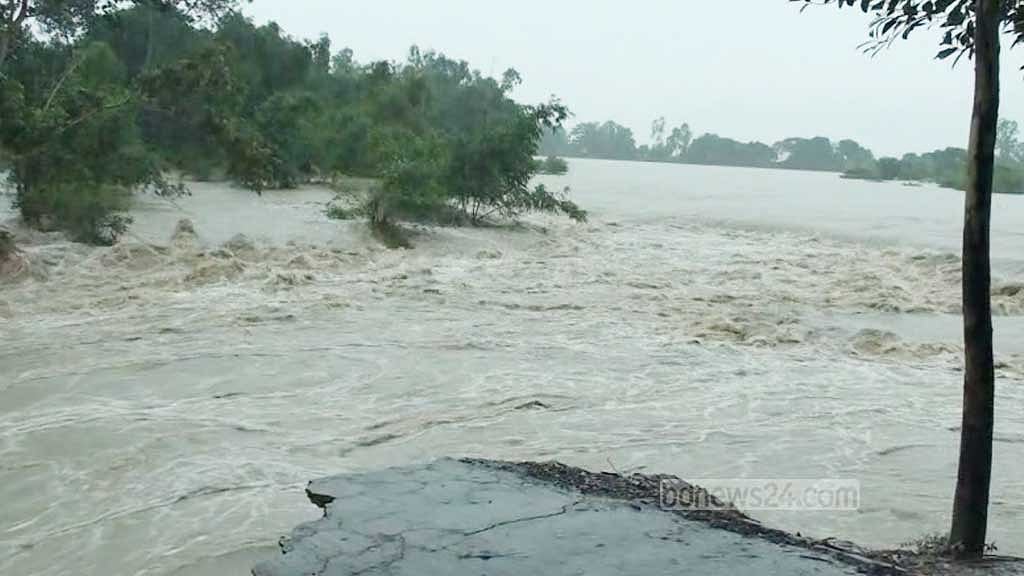শহরতলীর জালালাবাদ এলাকার বাঁধের গত বন্যায় ভাঙা অংশ দিয়ে লোকালয়ে ঢুকছে পানি। 