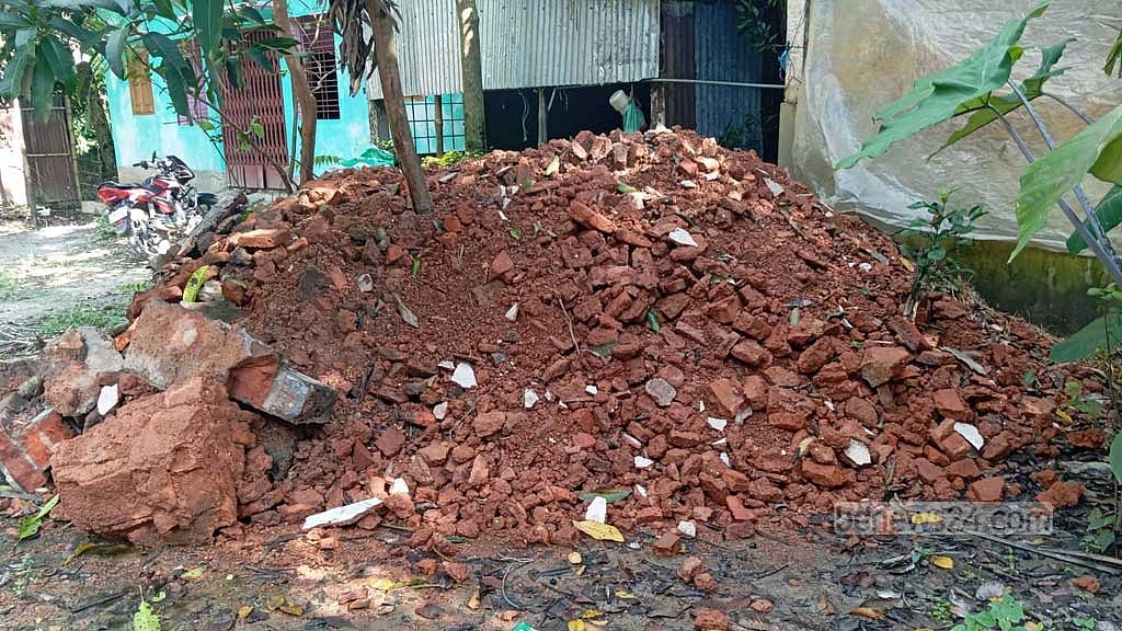 হবিগঞ্জের বানিয়াচং উপজেলার বিদ্যাভূষণ পাড়ায় রামনাথ বিশ্বাসের বসতভিটার জীর্ণ মন্দিরটি ভাঙচুরের পর বুধবারেও ভাঙা ইট স্তূপ করে রাখা ছিল।
