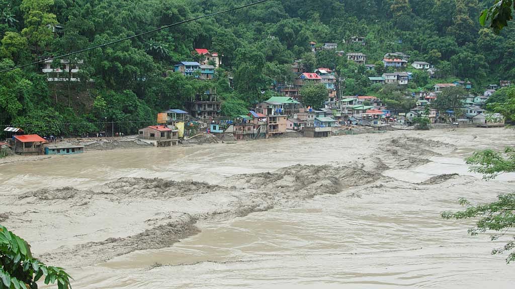 প্রতি বছরই হড়কা বানের কবলে পড়ছে ভারত, যার জন্য বায়ুমণ্ডলীয় নদীর যোগ দেখছেন বিশেষজ্ঞরা। ছবি: রয়টার্স