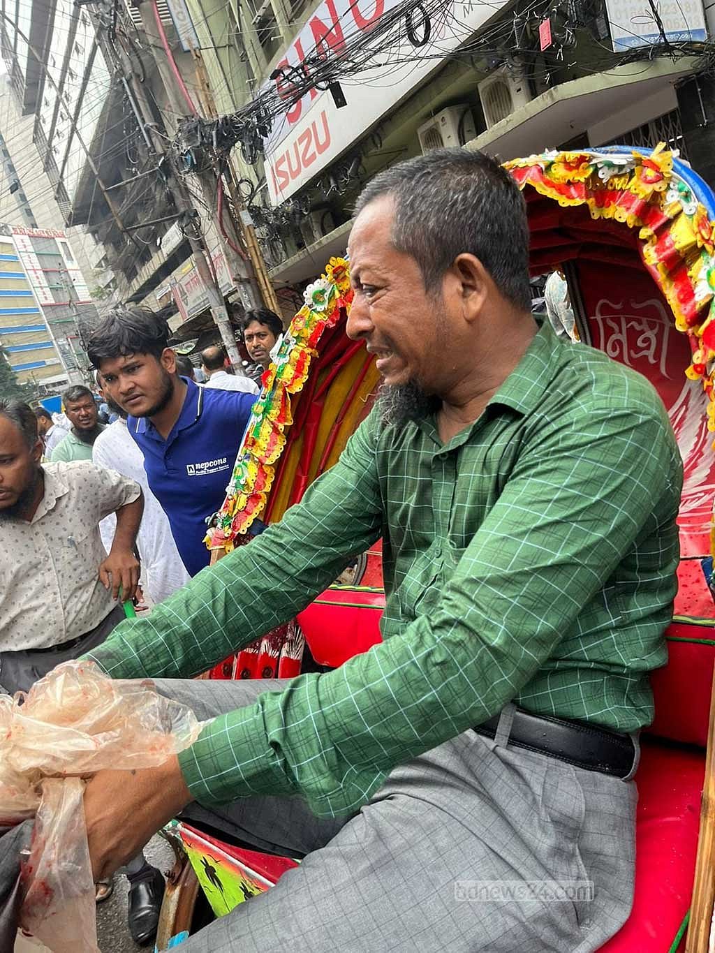 ইসলামী ব্যাংকের প্রধান কার্যালয়ের সামনে গুলিতে আহত একজন। 