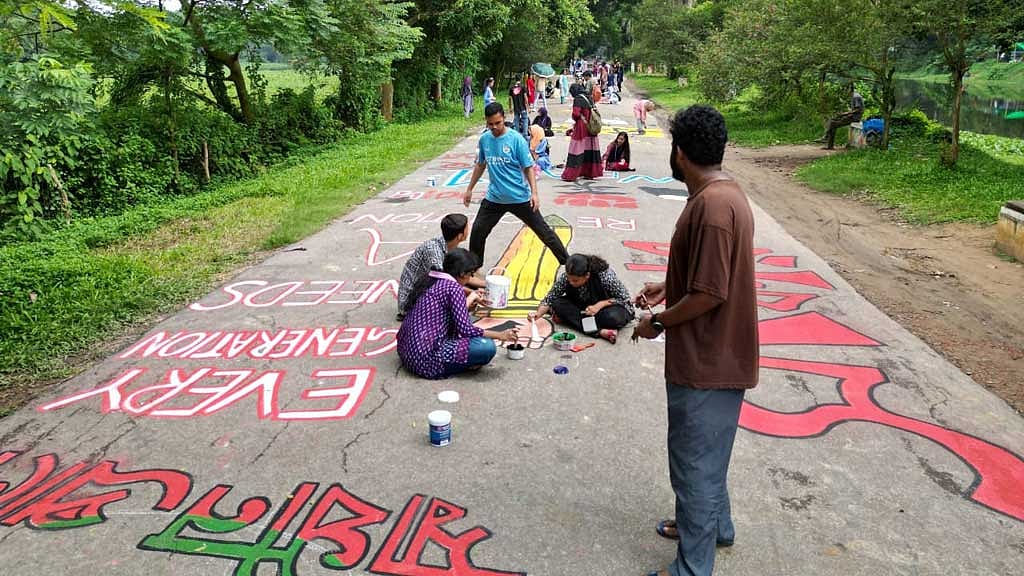 জাহাঙ্গীরনগর বিশ্ববিদ্যালয়ের সড়কে লেখা হচ্ছে প্রতিবাদী স্লোগান