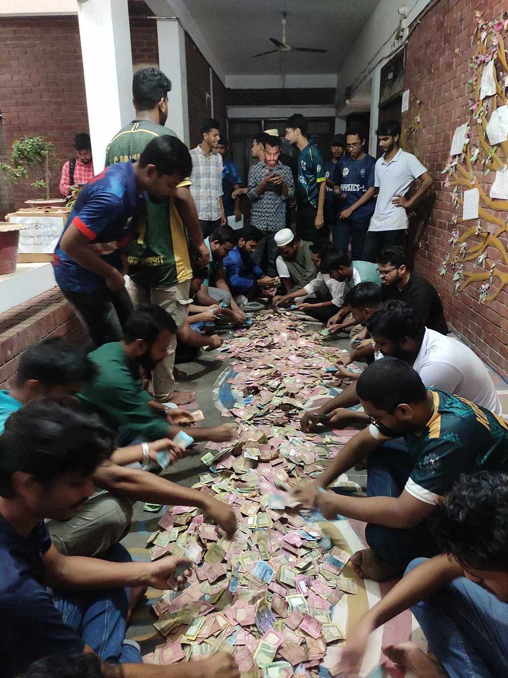 ক্লাস বন্ধ, জাহাঙ্গীরনগর বিশ্ববিদ্যালয়ের শিক্ষার্থীরা ব্যস্ত বন্যার্তদের জন্য সাহায্য সংগ্রহে