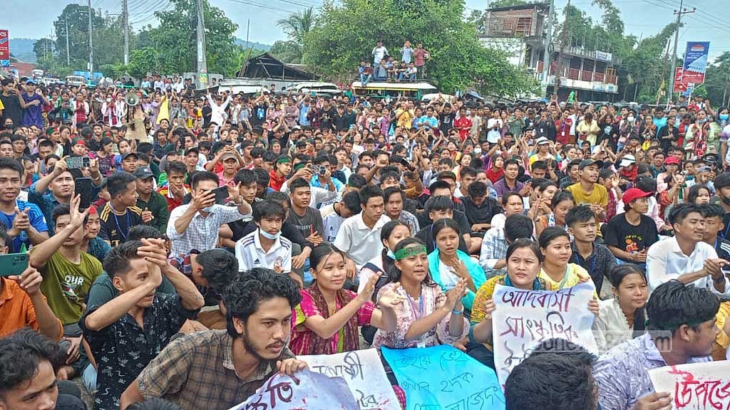 ৫ শতাংশ আদিবাসী কোটা পুনর্বহালের দাবিতে গত ১৭ অগাস্ট খাগড়াছড়িতে বিক্ষোভ দেখান শিক্ষার্থীরা।