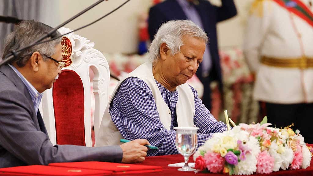 বঙ্গভবনে গত ৮ অগাস্ট রাষ্ট্রপতি মো. সাহাবুদ্দিনের কাছ থেকে শপথ নেওয়ার পর শপথ বইয়ে সইকরেন প্রধান উপদেষ্টা মুহাম্মদ ইউনূস।