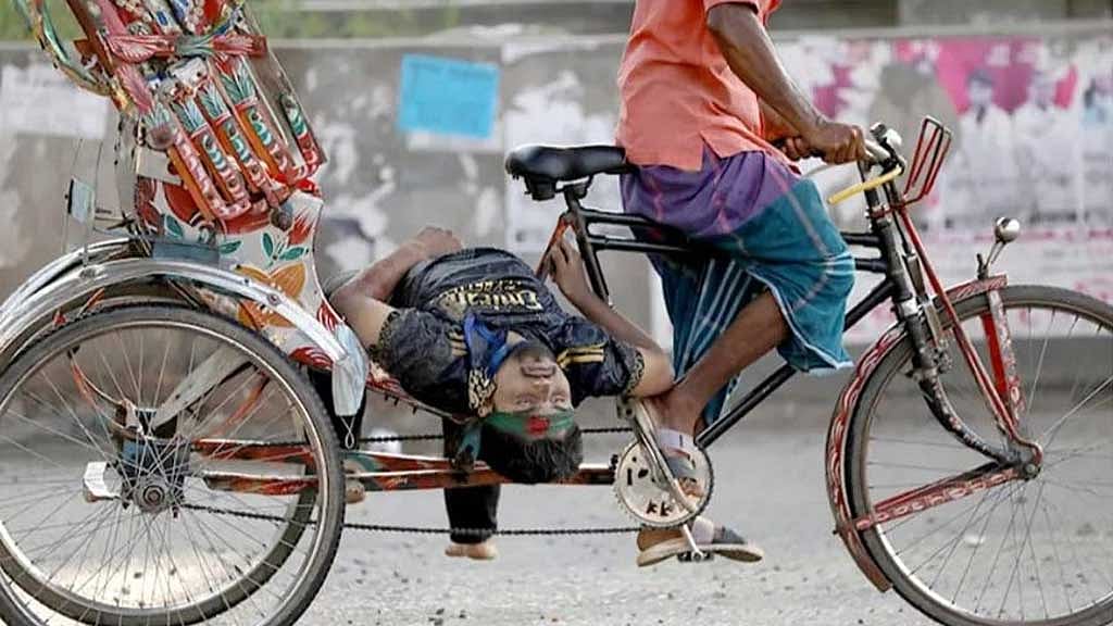 সংঘর্ষের সময় গুলিবিদ্ধ গোলাম নাফিজকে রিকশায় করে হাসপাতালে নিয়ে যাওয়া হয়। ছবি: জীবন আহমেদ