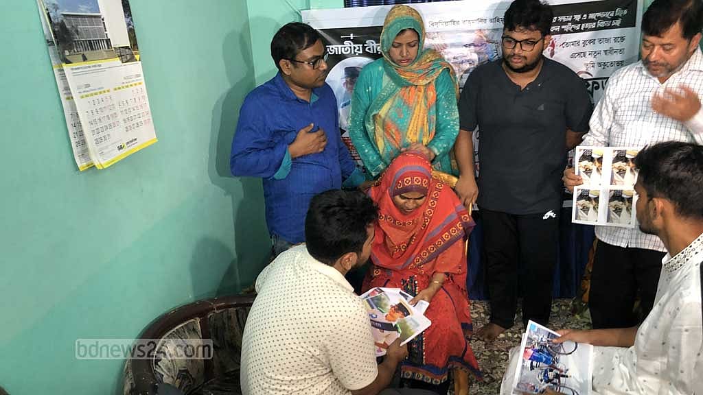 কোটা সংস্কার আন্দোলনের সময় নিহত গোলাম নাফিজের মহাখালীর বাসায় গেলে সোমবার রাতে দুই উপদেষ্টা নাহিদ ইসলাম ও আসিফ মাহমুদ সজীব ভূঁইয়ার কাছে ছেলের ছবি দেখিয়ে বেদনার কথা তুলে ধরেন নাফিজের মা নাজমা আক্তার নাসিমা।