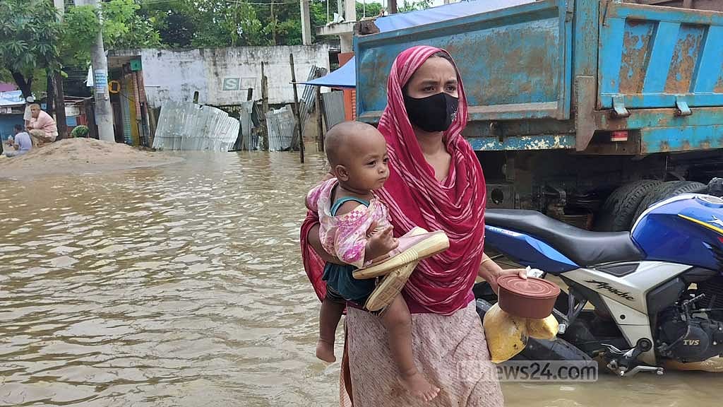 পানি কমতে থাকায় অটোচালক ওমর ফারুকের (ছবিতে নেই) স্ত্রী-শিশু সন্তান যাচ্ছেন ফেনী শহরে এক স্বজনের বাসায়। পাঁচ দিন তারা ছিলেন একটি মসজিদের ছাদে।