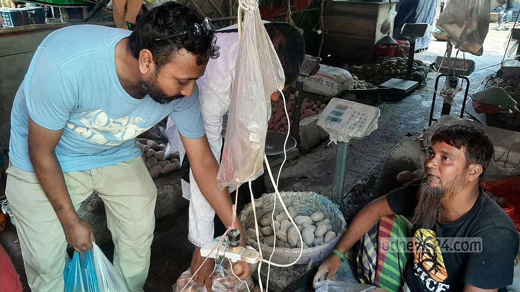 অস্থিরতা কমার পর বেড়েছে সবজির সরবরাহ, দামও কমেছে কিছুটা। তবে পেঁয়াজের দর কেজিতে ১০ টাকা বেড়ে গেছে।
