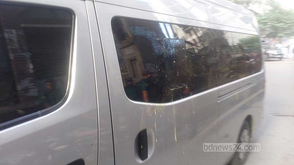 ইনু ও মেননকে বহনকারী মাইক্রোবাসে লেগে আছে ডিম