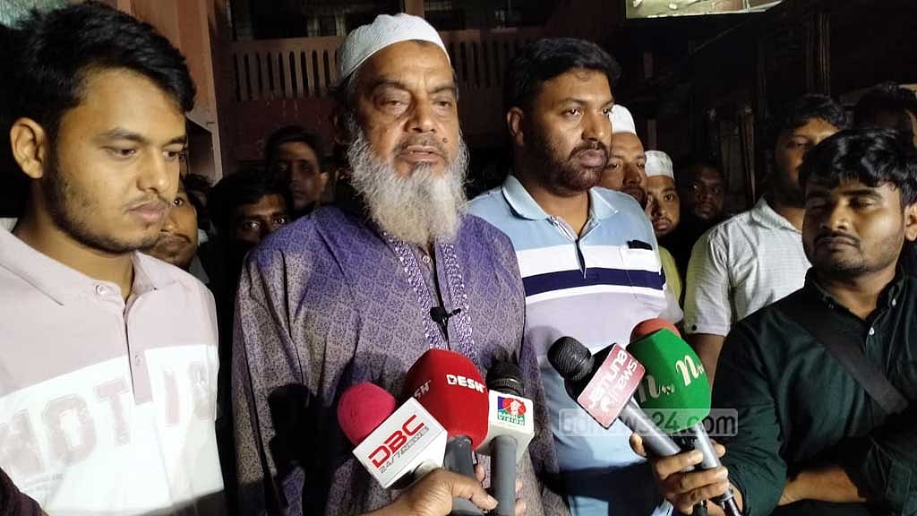 মামলা শেষে সাংবাদিকদের সঙ্গে কথা বলেন রাজশাহী মহানগর জামায়াতের নায়েবে আমীর আবু মোহাম্মাদ সেলিম।