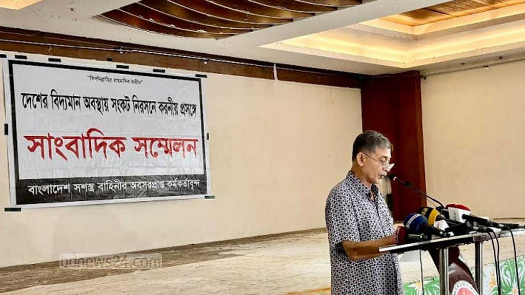Former Army chief Iqbal Karim Bhuiyan speaks at a media briefing at Mohakhali’s RAOWA Club on the eve of the fall of the Awami League government.