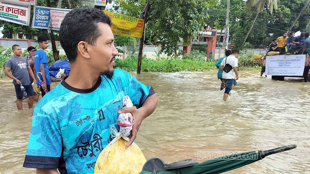 মা, স্ত্রী ও ছেলেকে নিয়ে গত বুধবার ছাগলনাইয়ার স্থানীয় একটি স্কুলের ছাদে আশ্রয় নেন রিয়াদ। পানি একটু কমতে স্বজনদের রেখে তিনি ফেনী শহরে এসেছেন সাহায্যের আশায়।