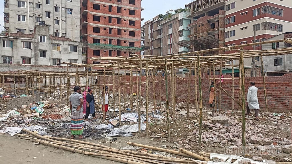রামচন্দ্রপুর খালের দখলমুক্ত জায়গা নিয়ন্ত্রণে নিতে বাঁশের অবকাঠামো দিয়ে ঘর তৈরির চেষ্টা করে একদল মানুষ। বুধবার সেগুলো সরিয়ে নেয় তারা। 